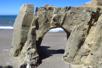 Floras Lake Beach – An Sand Beach with English Cliffs